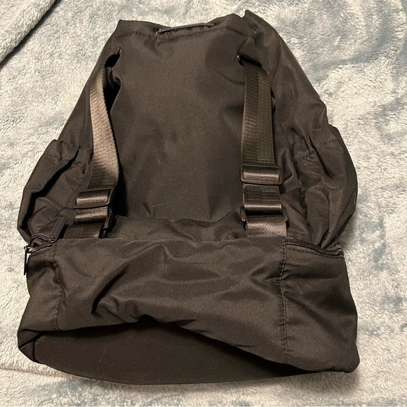 Beyond Yoga Black Minimalist Convertible Backpack – Gym to Work, OS - Picture 2 of 11